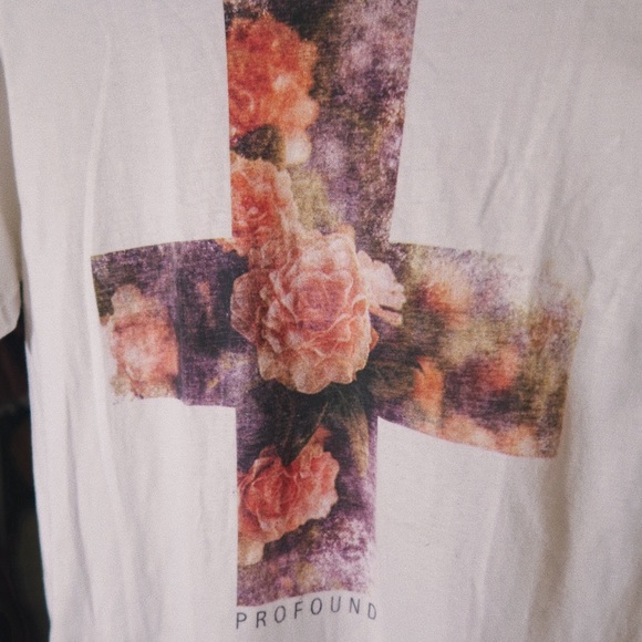 Profound Floral across Graphic Tee. - Picture 3 of 4